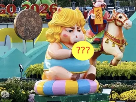 Xôn xao linh vật ngựa Tết đang trở thành ngôi sao chỉ vì "mặt cọc" và 1 thứ cầm trên tay