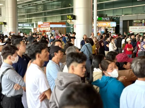 Sân bay Tân Sơn Nhất đông nghịt người đón kiều bào về quê ăn Tết