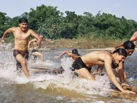 Cảnh tượng hơn 100 mỹ nam đóng khố, nhuộm răng đen và xăm mình đang gây bão: Visual đỉnh cao, body vô cùng ‘mã chiến’