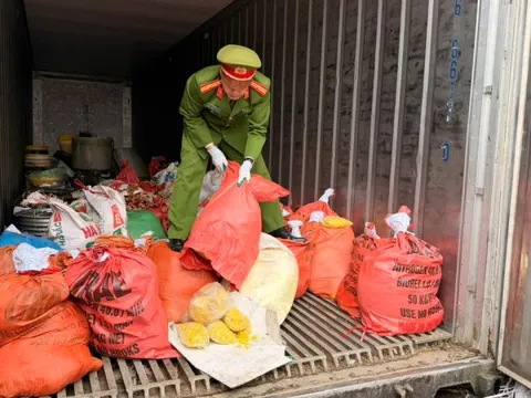 Khám xét, bắt giam chủ xưởng Nguyễn Văn Vinh 50 tuổi vì trộn chất gây ung thư vào 2 tấn thực phẩm