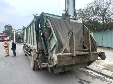 Để biển số bám bẩn, tài xế xe rác bị phạt 23 triệu đồng