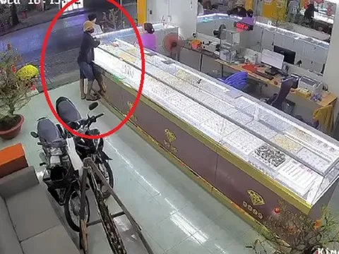 Clip kẻ cướp vàng vứt áo khoác, nhảy xuống vườn dừa trốn: Diễn biến không ngờ sau 6 giờ gây án
