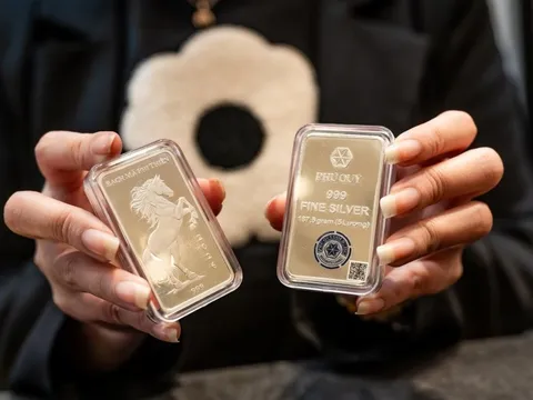 Người dân xếp hàng đông nghịt mua vàng ngày cận Tết Bính Ngọ, bạc thỏi Bạch Mã Phú Quý gây "sốt"