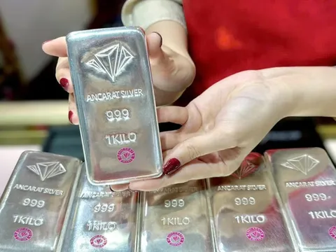 Giá bạc lao dốc trong sự ngỡ ngàng của nhà đầu tư