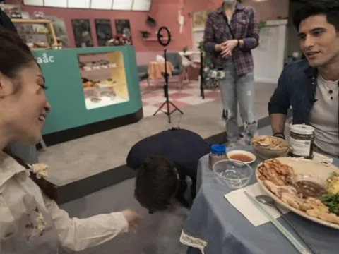 Hai anh Tây muốn thử món bún đậu mắm tôm "quốc hồn quốc túy" của người Việt, chịu đói nửa ngày vẫn chưa gọi xong