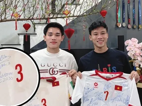 Đình Bắc ghé nhà Quế Ngọc Hải chúc tết, tặng món quà gì mà khiến dân tình xôn xao?