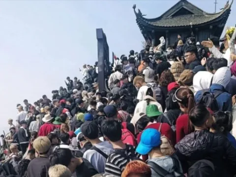 Biển người đổ về Yên Tử