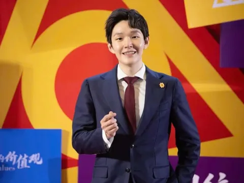 Tỷ phú giàu hơn Donald Trump, CEO Starbucks sau 1 đêm: Thạc sĩ Thanh Hoa, 24 tuổi làm ông chủ tập đoàn dược phẩm lớn nhất châu Á