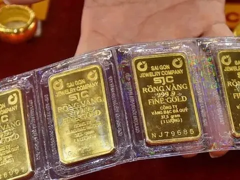 Lao đến tiệm vàng bán sạch vàng ngày vía Thần Tài: Ôm tiền về nhà, nhưng không khéo sợ còn "nghèo" đi...