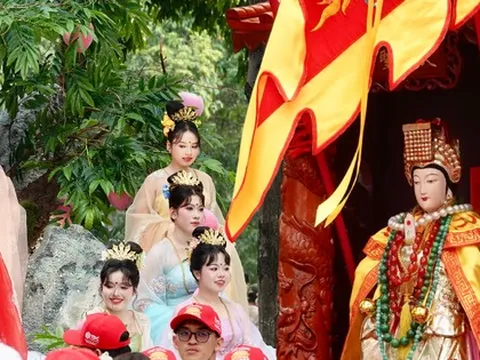 "Tiên đồng Ngọc nữ" xuất hiện giữa phố chiều mùng 9: Điều gì khiến hàng nghìn người đứng kín đường ở Bình Dương?