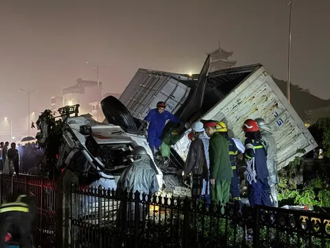 Hiện trường vụ tàu hỏa húc văng ô tô tải ở Hà Nội