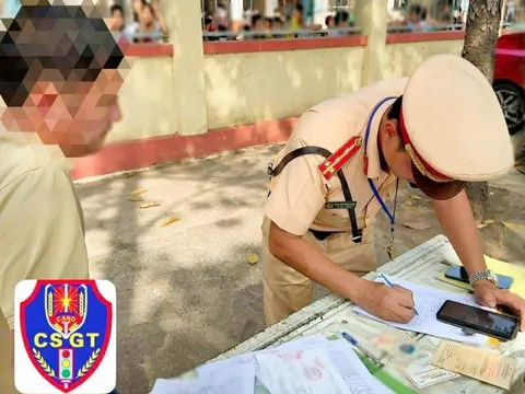 Xe khách chở quá số lượng 3 người, cả tài xế và hợp tác xã đều bị xử phạt