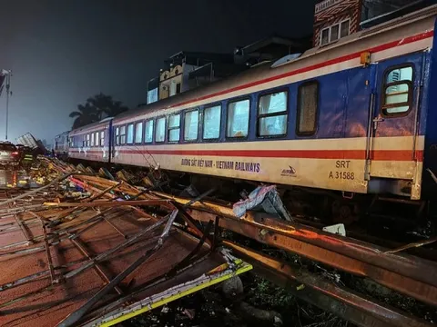 Thông tin mới nhất vụ tàu hoả đâm nát đầu xe tải làm tài xế ô tô chết tại chỗ