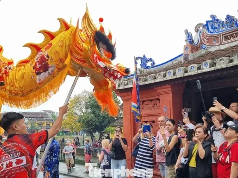 Khách Tây chen chân xem diễu hành ở Hội An