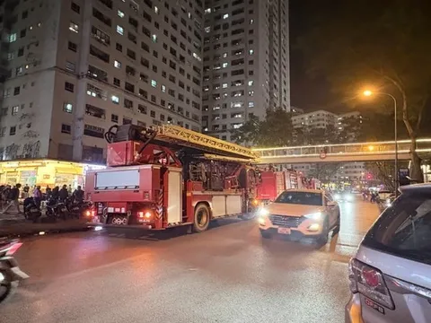 Cháy căn hộ tầng cao ở chung cư HH Linh Đàm: Khói đen cuồn cuộn, 1 người ngạt khói phải nhập viện