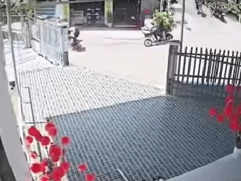 Chủ nhà mở toang cổng để “đón” khách lạ thường xuyên lao xe vào tận cửa: Hé lộ chuyện phía sau