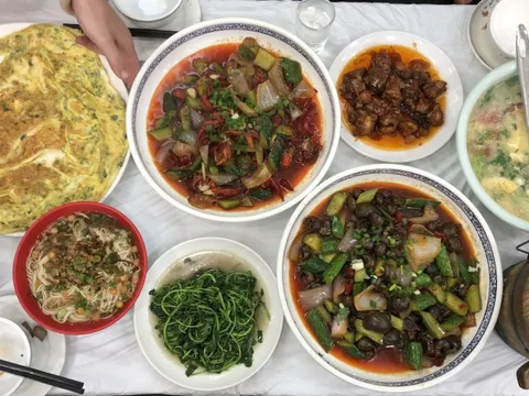 Đi ăn ở Trung Quốc, khách Việt sững sờ khi thấy tô cơm: "Tôi tưởng mình xuyên không rồi đó"