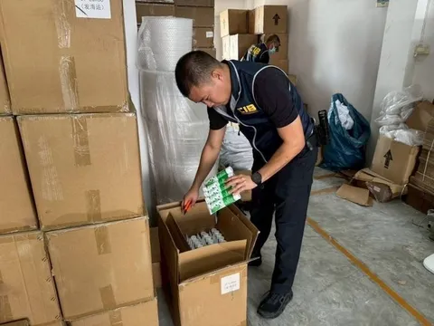 Một thiếu tướng chỉ huy cuộc đột kích, phát hiện hơn 120.000 tuýp kem đánh răng, mỹ phẩm giả trị giá gần 5 tỷ đồng