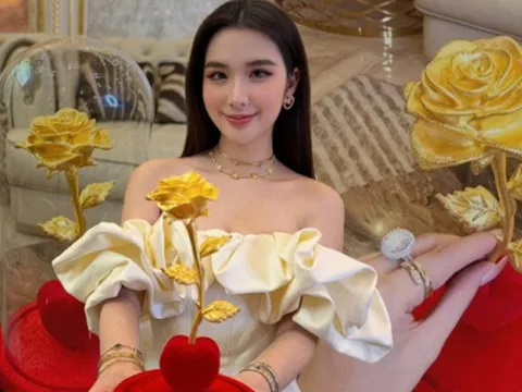 "Phú bà showbiz" khoe được tặng hoa hồng bằng vàng 9999, netizen thi nhau đoán giá