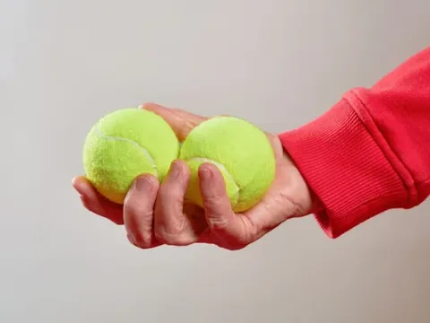 Vì sao khi đi máy bay bạn nên mang theo một quả bóng tennis?