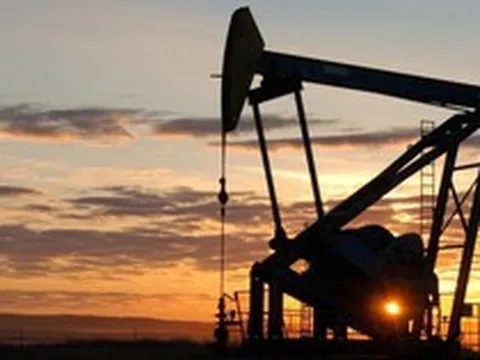 Dầu tiếp đà tăng khi Mỹ cân nhắc tấn công cơ sở xuất khẩu dầu mỏ của Iran