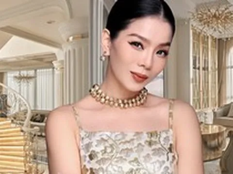 Biệt thự của "chị đại" Lệ Quyên: Cầu thang dát vàng lóng lánh như cung điện, tiết lộ 3,6 tỷ chỉ đủ xây cái cổng nhà