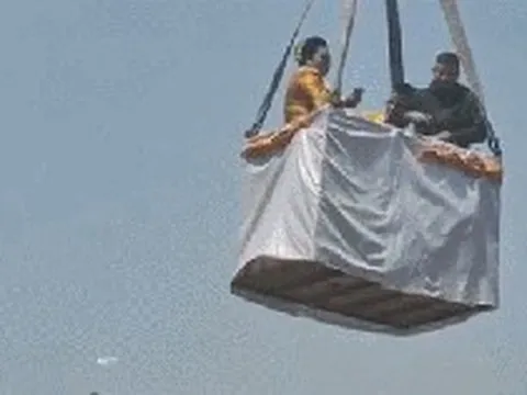 Hỗn loạn cảnh 2 ca sĩ dùng cần cẩu rải tiền cho 500 người sau khi trúng số độc đắc