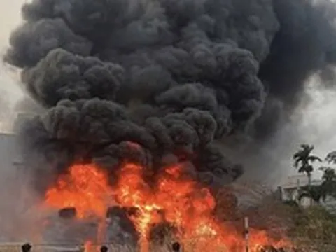 Cháy lớn ở TPHCM, lửa đỏ rực một vùng