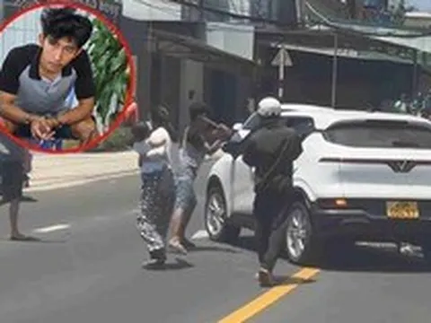 Chân dung người đàn ông chặn đầu, cầm gậy đập phá taxi giữa đường, nguyên nhân không ngờ