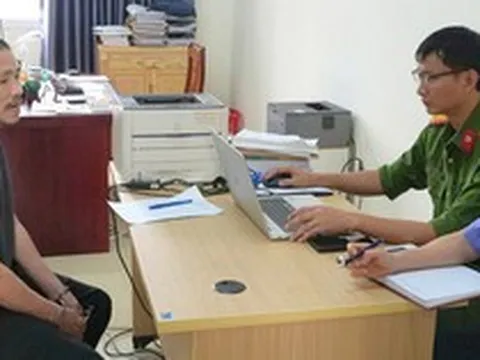 Xin bỏ qua lỗi vi phạm nồng độ cồn không được, mở cốp xe máy lấy búa đánh liên tiếp vào đầu CSGT