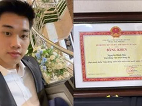 Đình Bắc diện vest bảnh bao tay ôm "cú đúp" bằng khen về nhà, cậu này đỉnh quá!