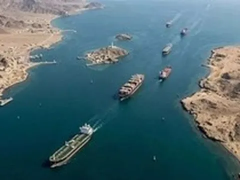 Số lượng tàu thuyền đi qua eo biển Hormuz đang tăng lên