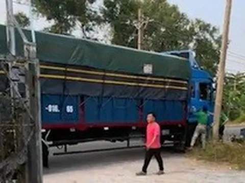 Bị "nhắc" nợ 4 triệu tiền sửa xe trên Facebook, hàng xóm lái ô tô tải chặn ngang cửa gara thị uy