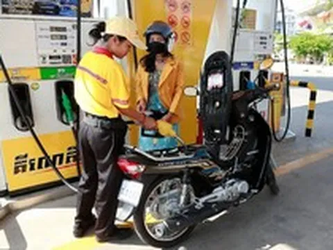 Trong khi láng giềng ban bố tình trạng khẩn cấp vì xăng dầu, Việt Nam gây bất ngờ khiến báo Nga thán phục