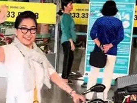 Nữ NSƯT U70 ra sân bay về lại Mỹ, phải tự đẩy hành lý 1 mình