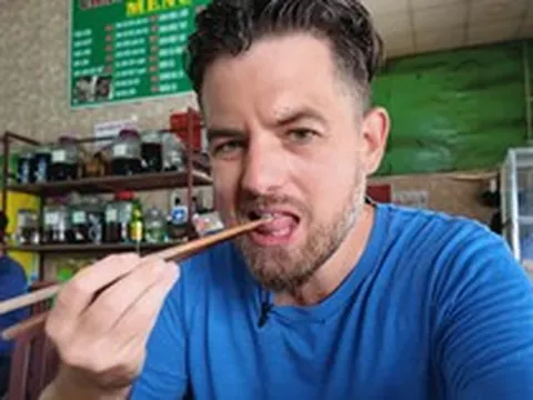 Vừa vào quán ăn Việt Nam đã đòi xin "nước mắt", khách Tây khiến cả quán xôn xao