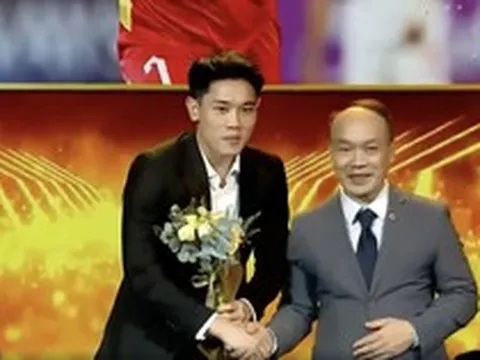 Đình Bắc diện vest bảnh bao nhận Gương mặt trẻ Thể thao của năm tại giải Cống hiến