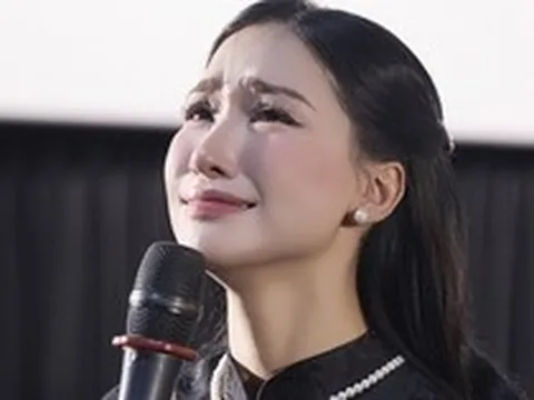 Hoà Minzy thông báo tin buồn: "Chúng ta cũng mới gặp nhau tại Fanconcert 1/2 này thôi và em hứa sẽ tới Concert ở Hà Nội nữa mà"