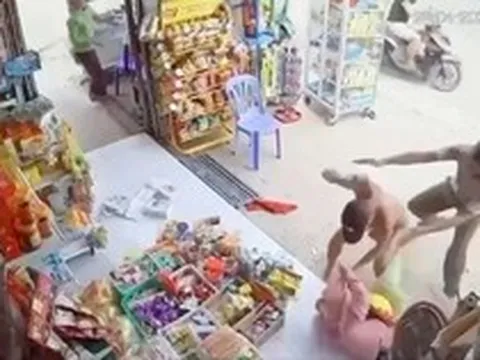 Nguyên nhân người đàn ông khỏa thân xông vào tiệm tạp hóa hành hung cô giáo