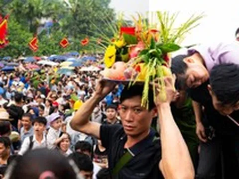 Biển người đổ về Đền Hùng trong ngày Giỗ Tổ Hùng Vương: Người dân đội lễ chen chân hành hương, ngất xỉu giữa dòng người đông đúc