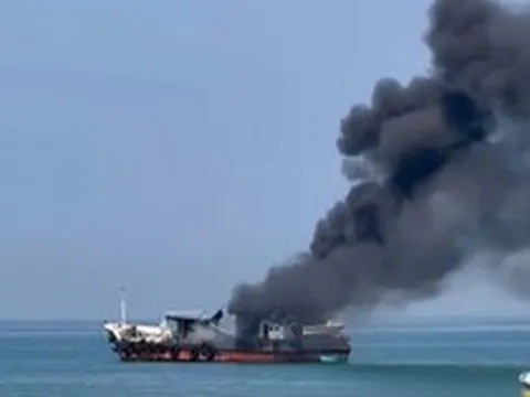 CLIP: Nổ lớn, cháy tàu chở dầu ngoài khơi Liên Hương