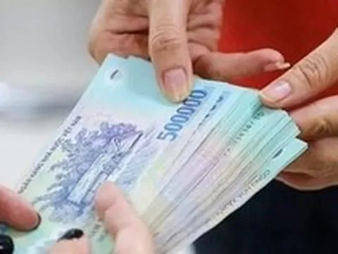 Clip gây sốc: Người đàn ông nằm trên capo ô tô đang chạy giữa phố Hà Nội