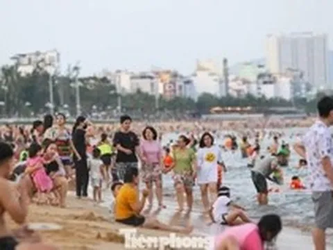 Các bãi biển đông nghịt người, nhìn thôi đã... ngộp