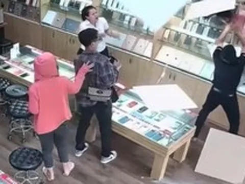 VIDEO: Thót tim em bé rơi xuyên qua trần thạch cao khi tìm đồ chơi