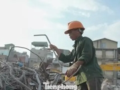 Mặt đường gần 50 độ C, lao động tự do kiệt sức giữa đợt nắng đỉnh điểm ở Hà Nội