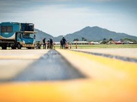 Nhiệt độ sân bay tới 70°C, nhân viên hàng không vẫn miệt mài làm việc