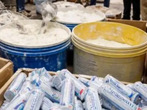 Nhận tin tình báo, công an đột kích một cơ sở sản xuất kem đánh răng Sensodyne giả mạo: Thu giữ 1.800 tuýp đã đóng gói và 130kg kem đang pha chế