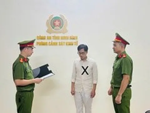 Quyết định khởi tố ông chủ shop giày dép Mai Xuân Chiến