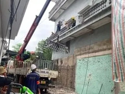 Vụ xịt nước vào thợ xây ở Hà Nội: Tháo dỡ phần ban công lấn chiếm