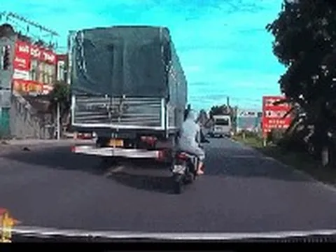 Camera 1 phút trước bi kịch khiến đôi nam nữ đi xe máy tử vong ở Hưng Yên
